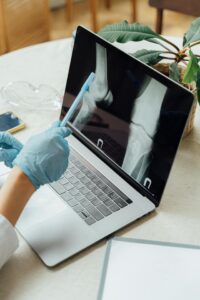 Wizyta lekarska online – na czym polega i jak działa?
