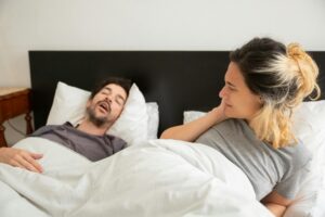 Chrapanie i obturacyjny bezdech senny (OBS) – przyczyny, skutki i leczenie