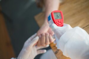 Długotrwały stan podgorączkowy – przyczyny, diagnostyka i możliwe choroby