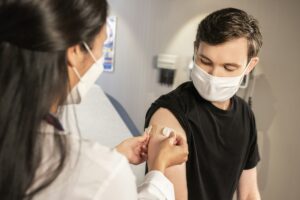 Objawy powikłań po grypie – kiedy infekcja może prowadzić do poważnych problemów zdrowotnych?