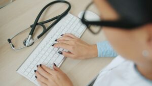 E-recepta bez wychodzenia z domu – jak uzyskać receptę online krok po kroku