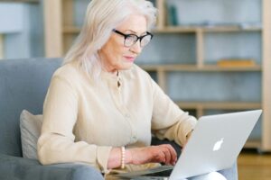 Recepta online dla seniora – jak działa i jak ułatwia leczenie po 65. roku życia