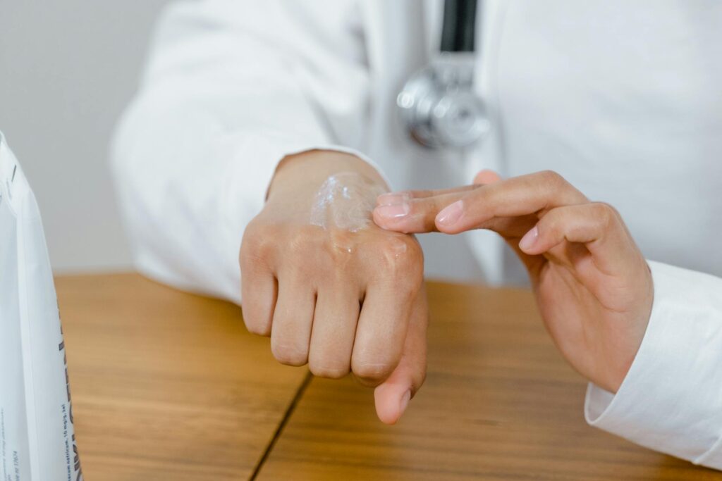 Recepta online na leki dermatologiczne – kiedy e-recepta ma sens i jak wygląda konsultacja informacje